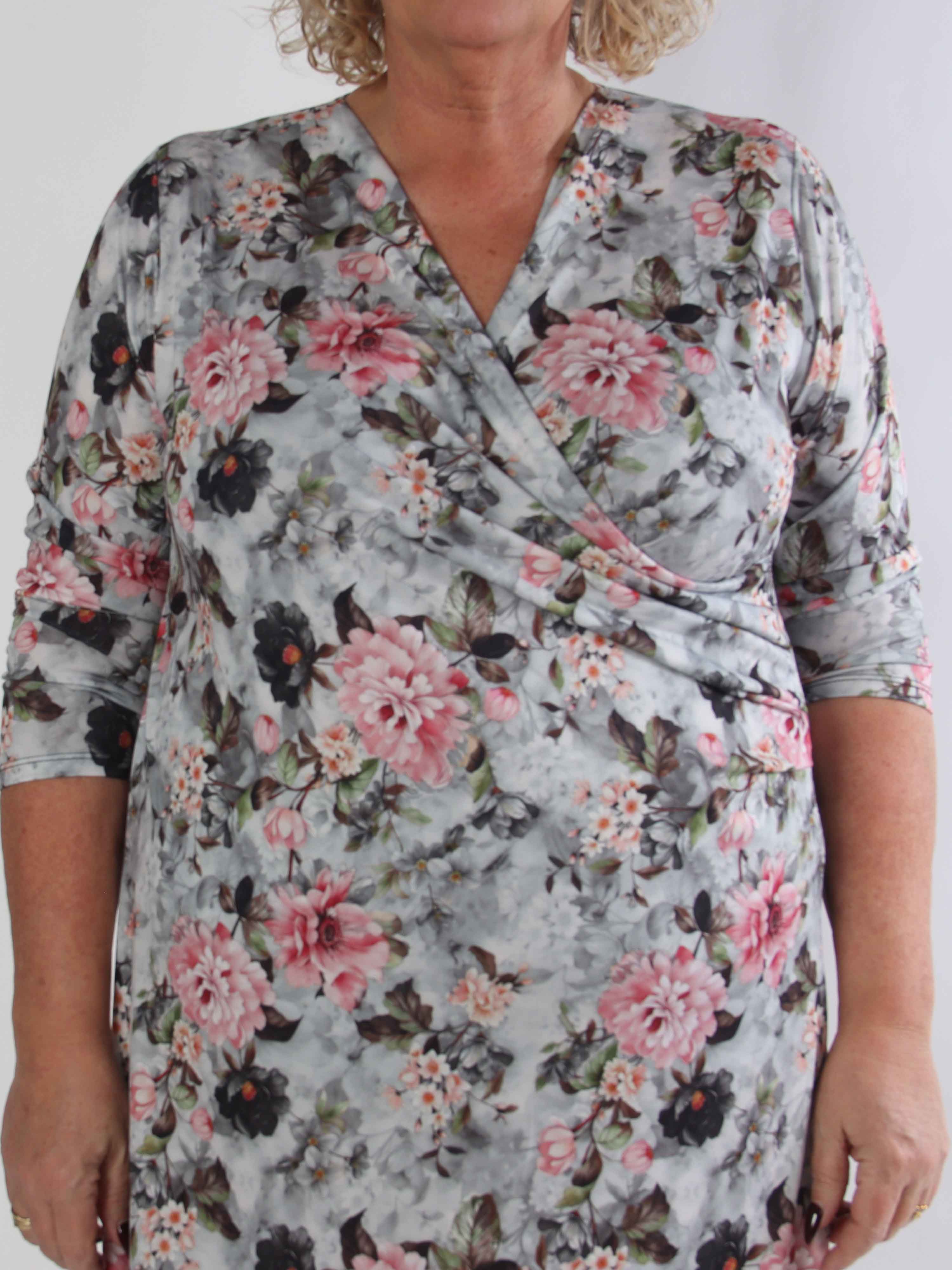 Josie - Sød plus size kjole med fine bonderoser og slå-om look